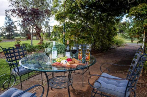 EdenValley Private Manicured Gardens with Fire Pit, Parkes